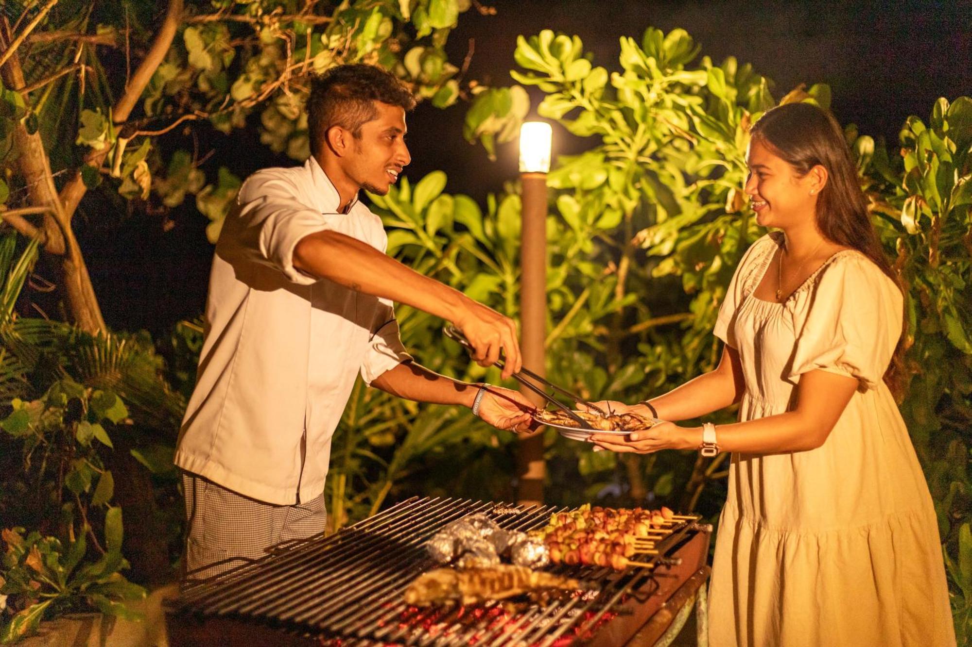 Tropical Tree Hotel Fehendhoo Bagian luar foto