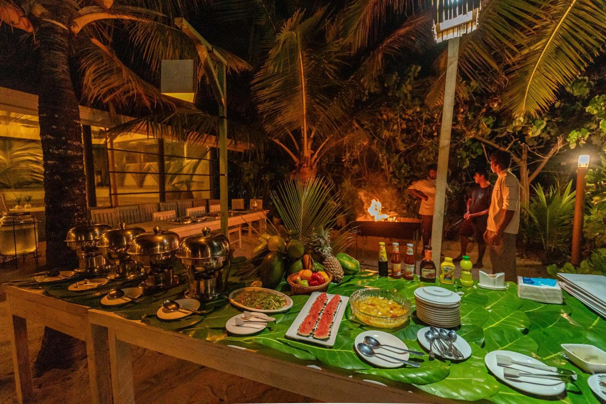 Tropical Tree Hotel Fehendhoo Bagian luar foto